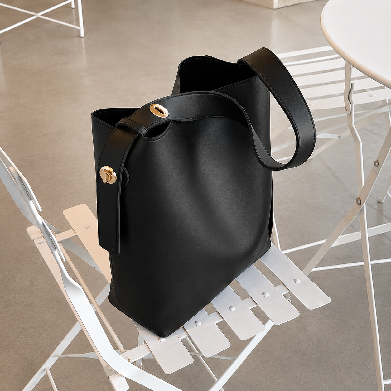 Simple one shoulder bucket bag